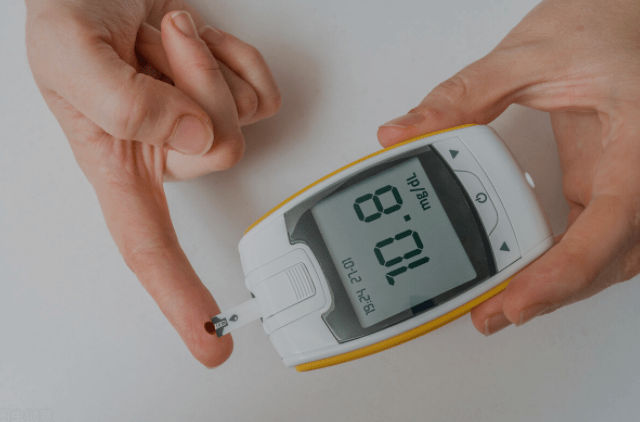 事情|血糖高的人，服用二甲双胍时，尽量避免4件事情，建议尽早了解