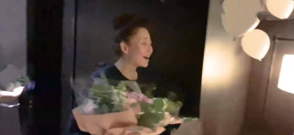 卫衣 殷桃片场酒店庆生！穿圆领卫衣配直筒裤土味打扮，扎少女头变迷妹