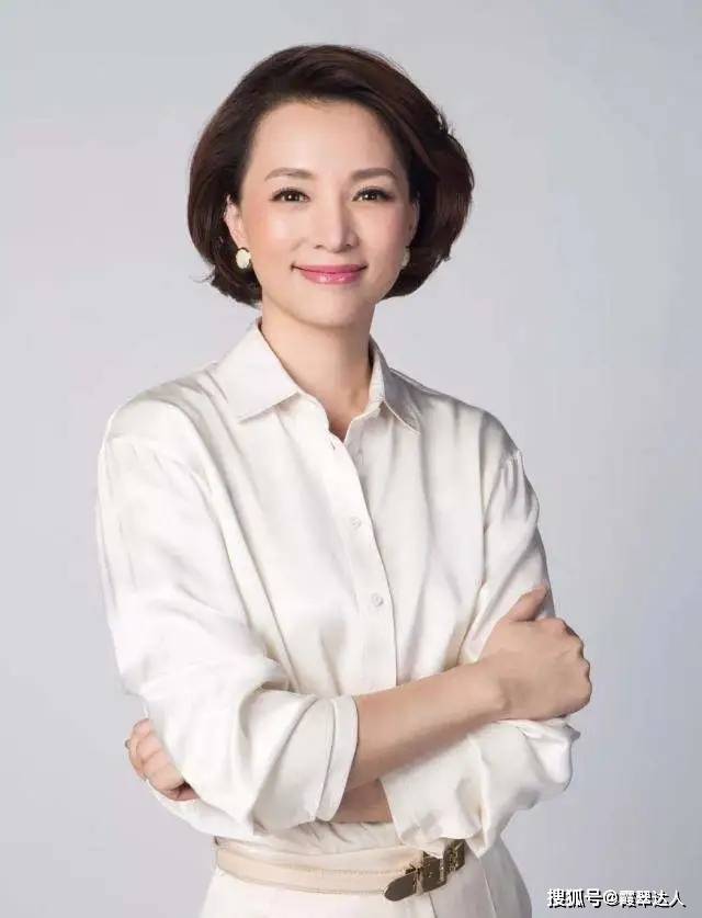 见过大场面的女人，穿大衣很少配打底裤，不得体！看她们你就懂了