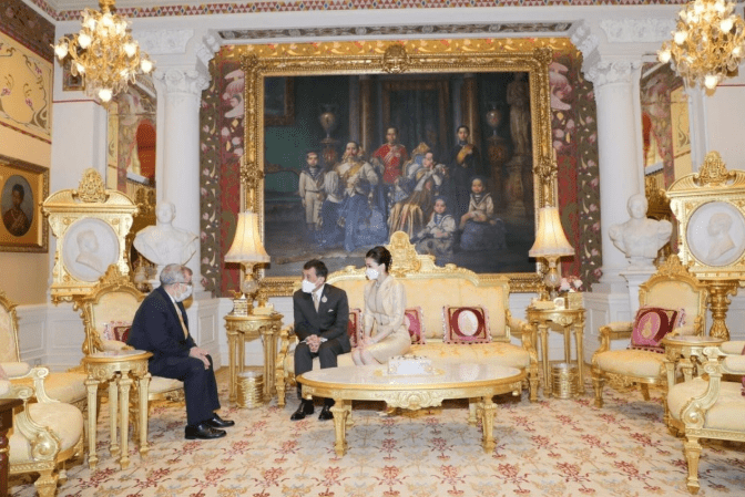 衣品高 75后苏提达接待贵宾，一袭香槟色裙子气场全开，全程陪伴老公真美