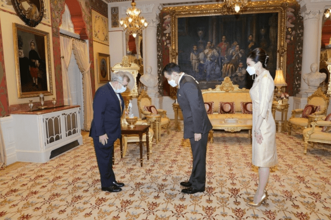 衣品高 75后苏提达接待贵宾，一袭香槟色裙子气场全开，全程陪伴老公真美