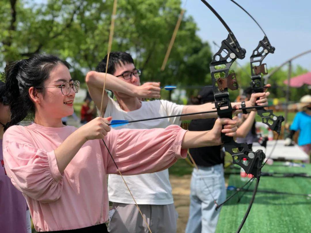 一起比赛射箭,团队拔河活动,运动会热身操,抢凳子,猜歌名,晚上的室外
