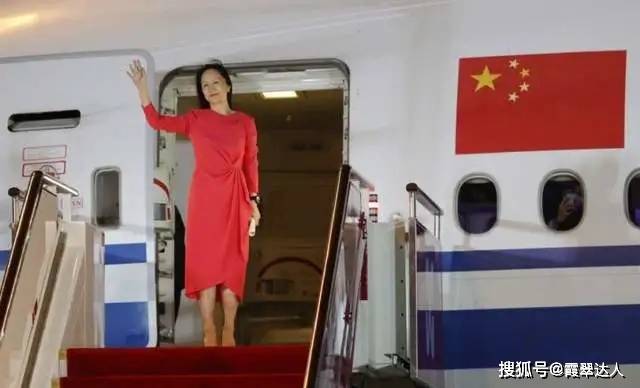 见过大场面的女人，穿大衣很少配打底裤，不得体！看她们你就懂了