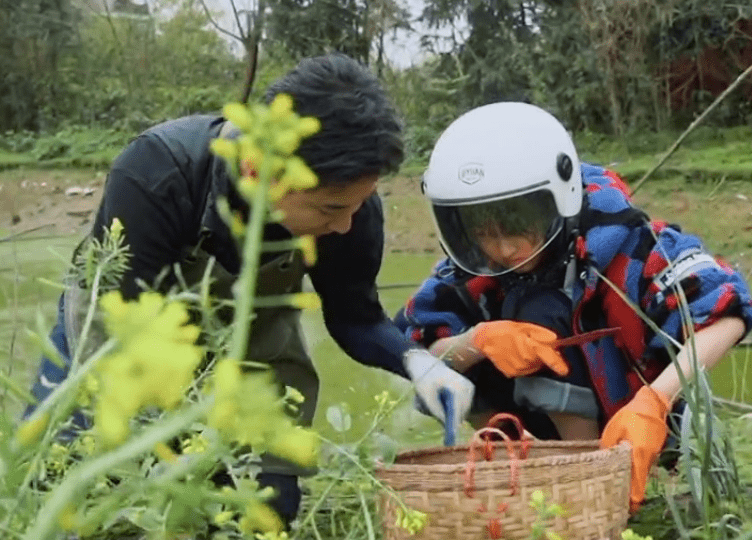 刘晓|张艺兴刘晓邑即兴跳舞，但被张子枫抢了镜头，这坐姿绝了！