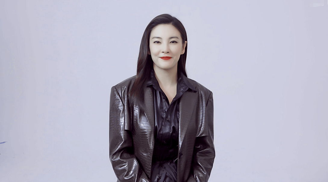 反光 张雨绮真是被鲜肉男友宠坏了，皮肤嫩的直反光，感觉腿缝挺宽的