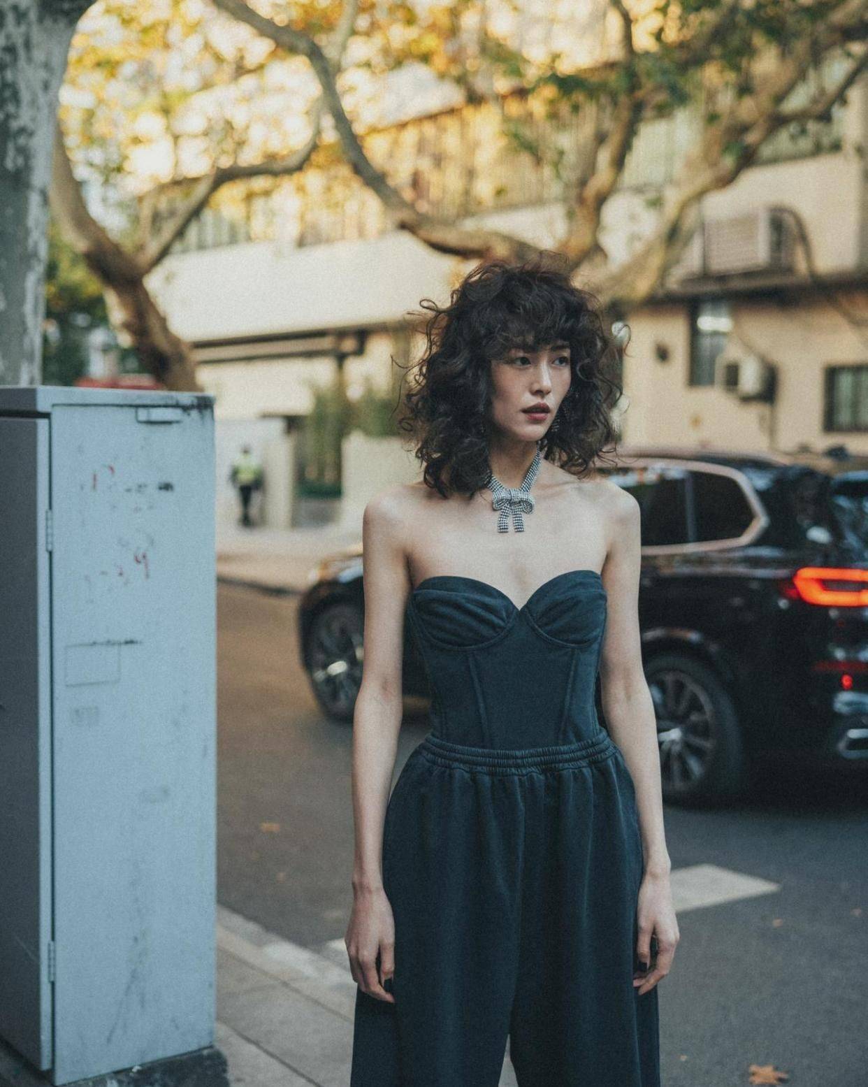 感觉 刘雯气质真好！烫老土的“阿姨卷”也不显老，配连体裤还有高级感