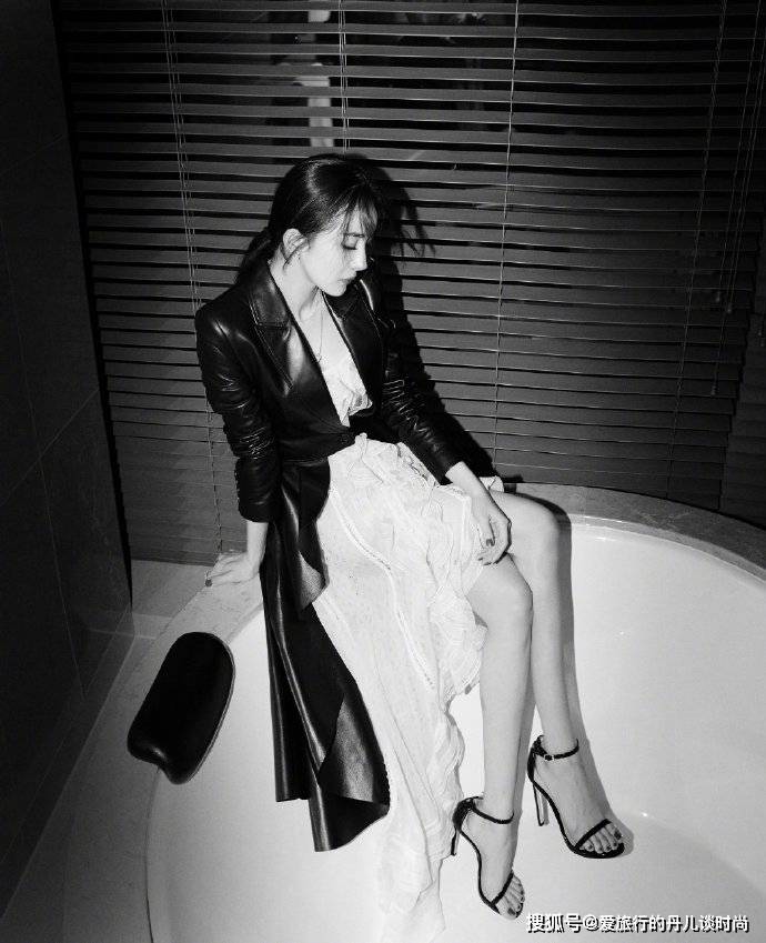 杨幂 杨幂一袭白色精致裙装搭配黑色收腰皮衣，性感耀眼又高级