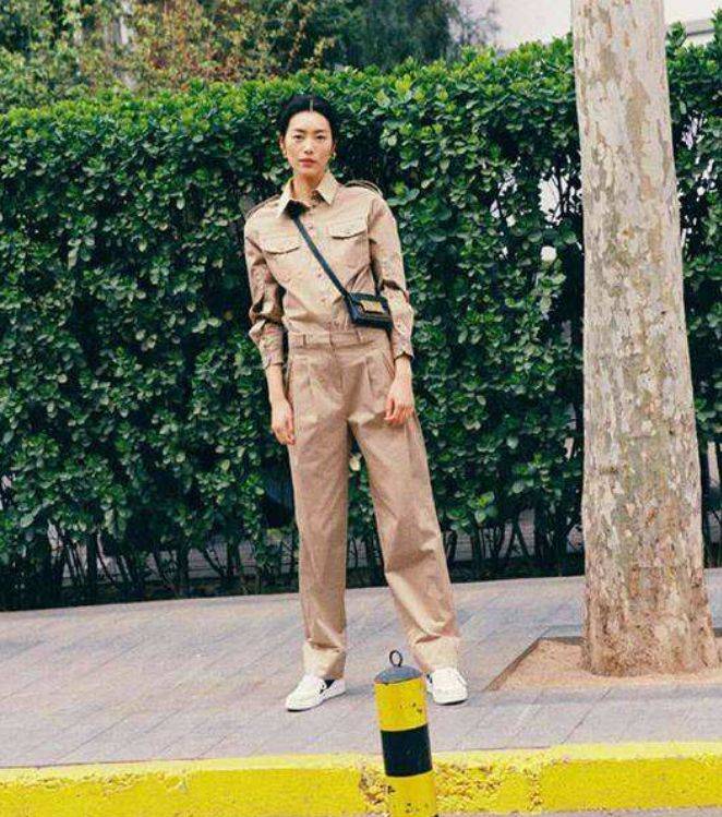感觉 刘雯气质真好！烫老土的“阿姨卷”也不显老，配连体裤还有高级感