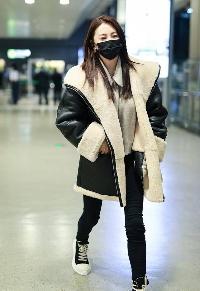 反光 张雨绮真是被鲜肉男友宠坏了，皮肤嫩的直反光，感觉腿缝挺宽的