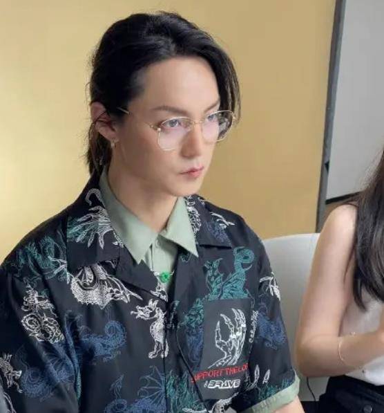 下巴|尹正减肥成功，近照曝光，尖下巴侧颜完美，粉丝：整容式减肥