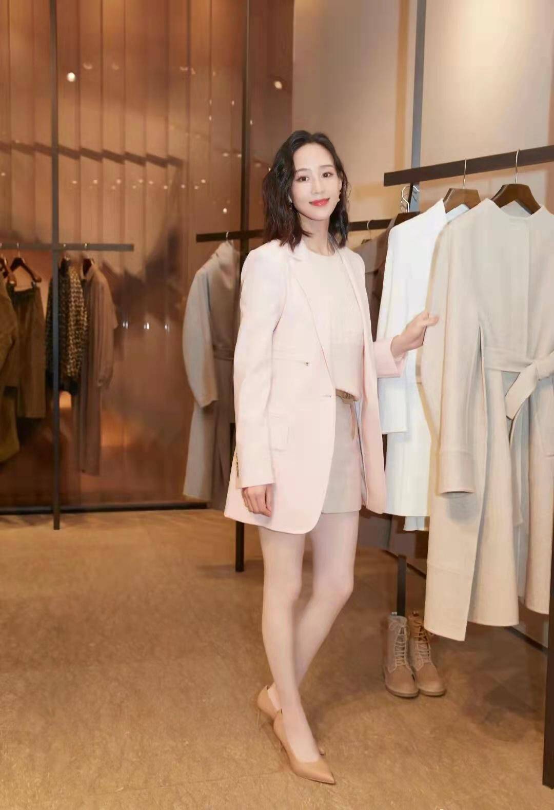 典范 张钧甯：职业女性穿衣典范，一身浅粉色西服套装温柔显甜美又气质