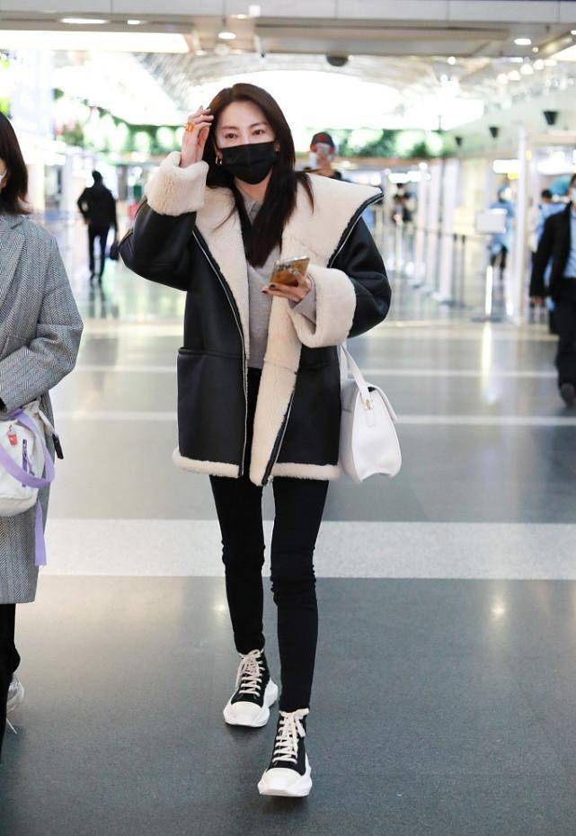 反光 张雨绮真是被鲜肉男友宠坏了，皮肤嫩的直反光，感觉腿缝挺宽的