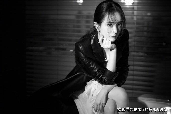 杨幂 杨幂一袭白色精致裙装搭配黑色收腰皮衣，性感耀眼又高级