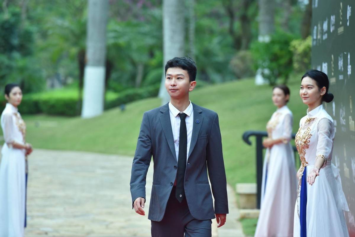 赵子豪担任巴拿马万博会总导演亮相红毯仪式尽显绅士风范