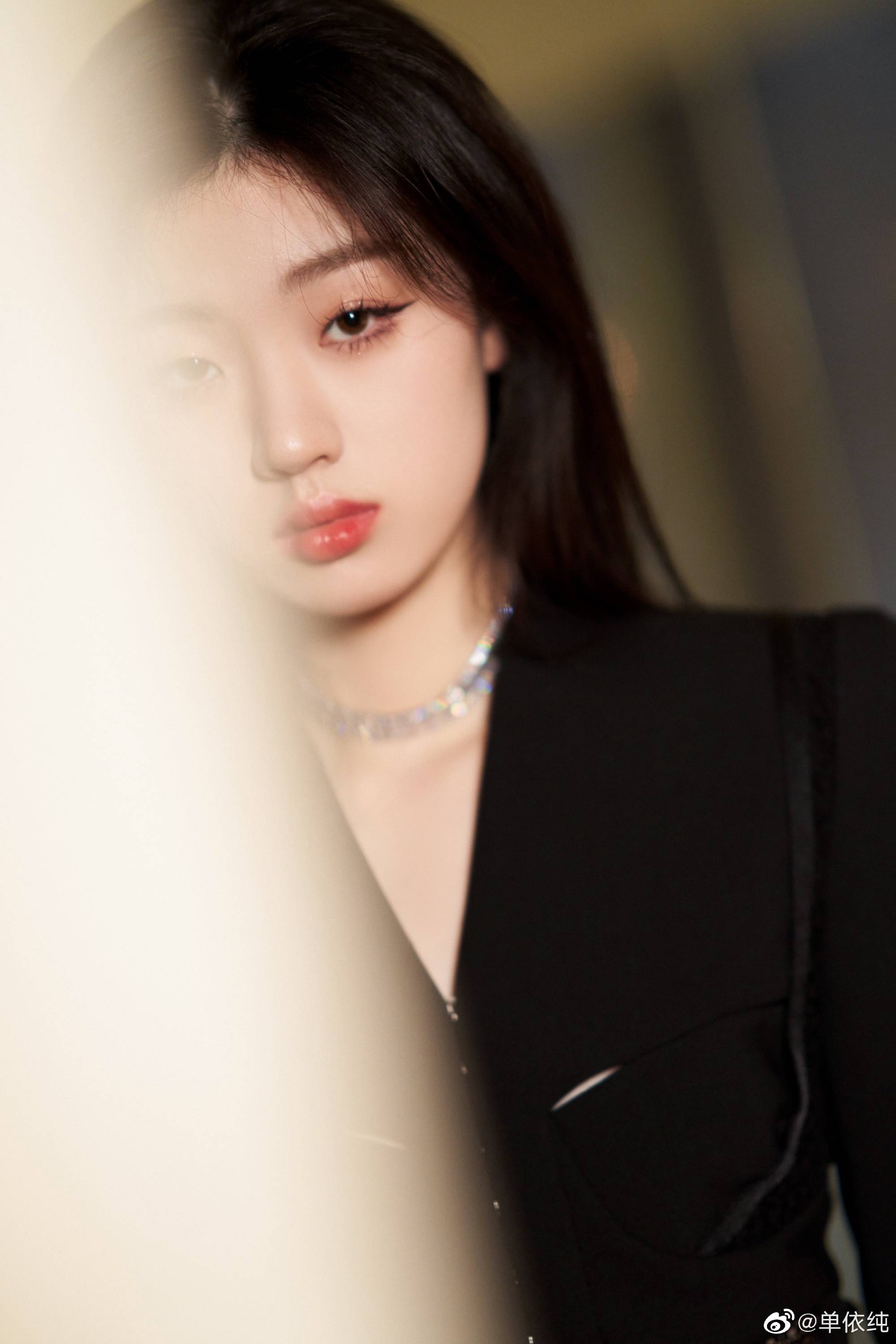别再跟我说当女人难了,当美女单依纯的歌迷才叫难,男歌迷更是难上加难