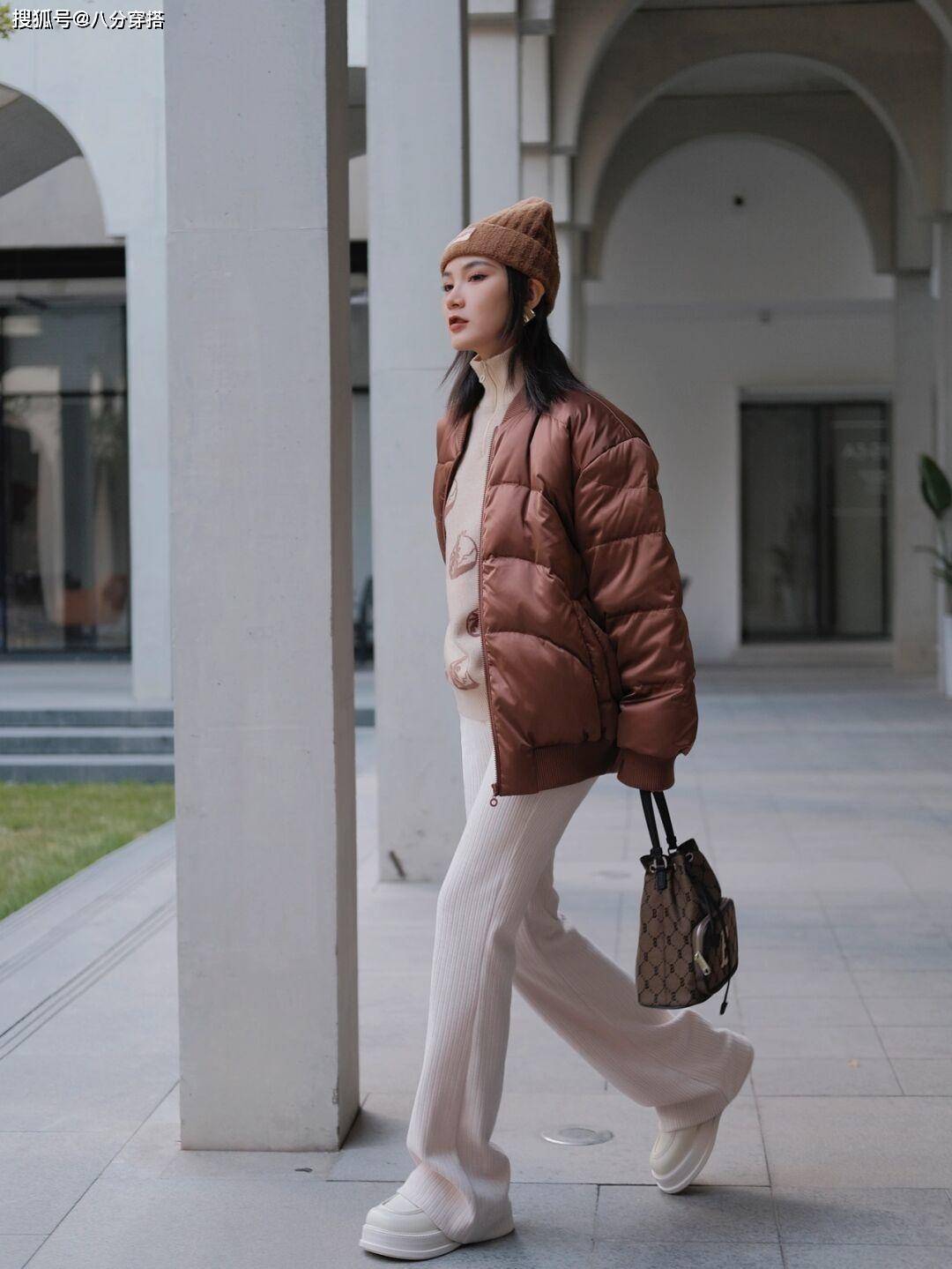 颜色 冬天“羽绒服”的高级穿法是这样的，保暖舒适又高级，谁穿谁美