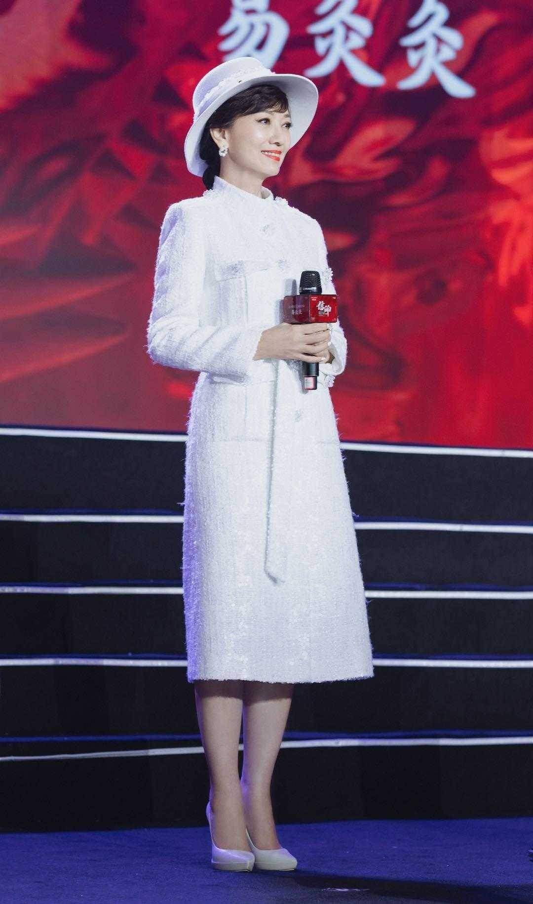 重新整理 女性过了50，衣橱应该重新整理，加入这四件单品，让你变得更优雅