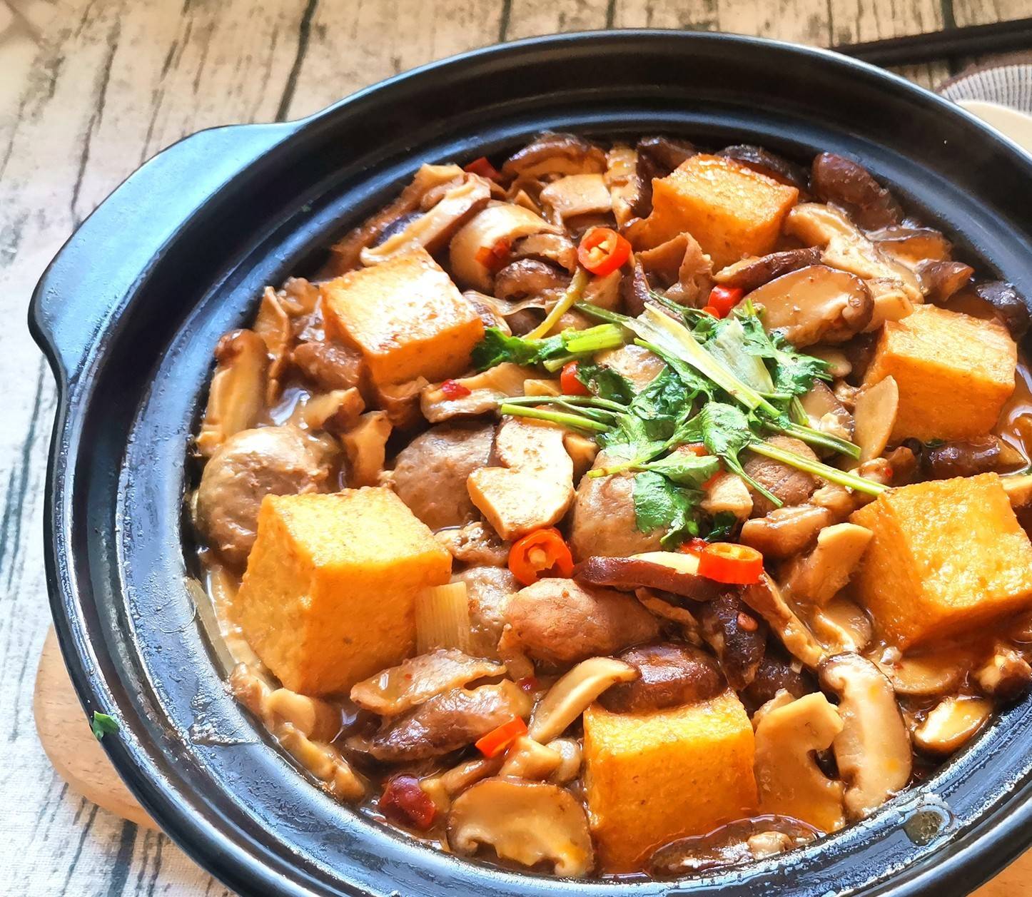 牛肉丸和鱼豆腐香脆可口这是一道简单快捷的家常砂锅菜 