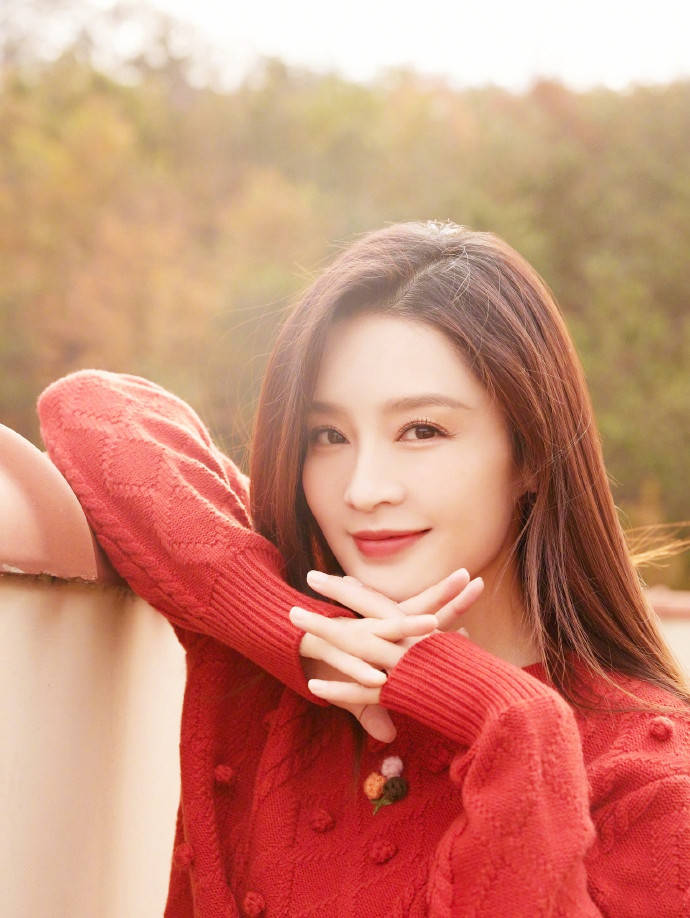 冬季演员李沁穿搭红色毛衣笑容甜美，气质清新淡雅阳光下的美照