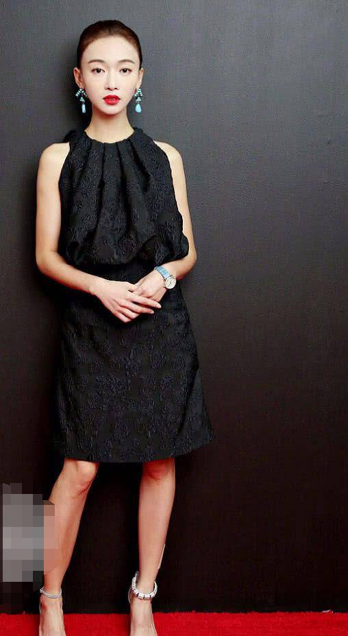 言极 吴谨言也hold不住“倒置鞋”,这是摔倒了?竟在脚上贴着药膏