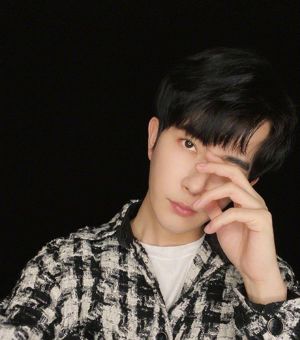 世欢 于朦胧抱萌宠晒近照,穿黑白格子衬衫清新脱俗,娃娃脸太爱了