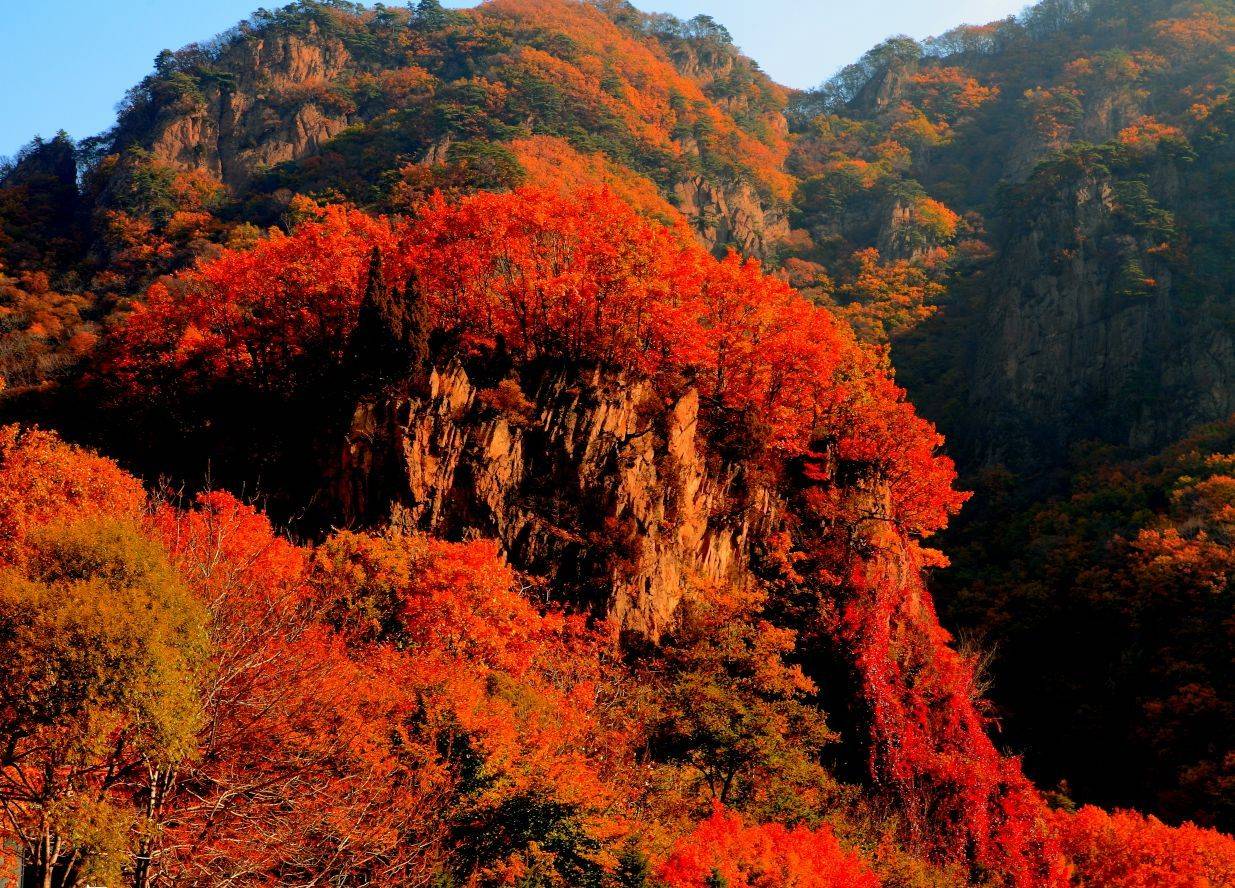 介紹一處位於東北的小眾旅遊景點,它就是關門山景區,位於遼寧省本溪市