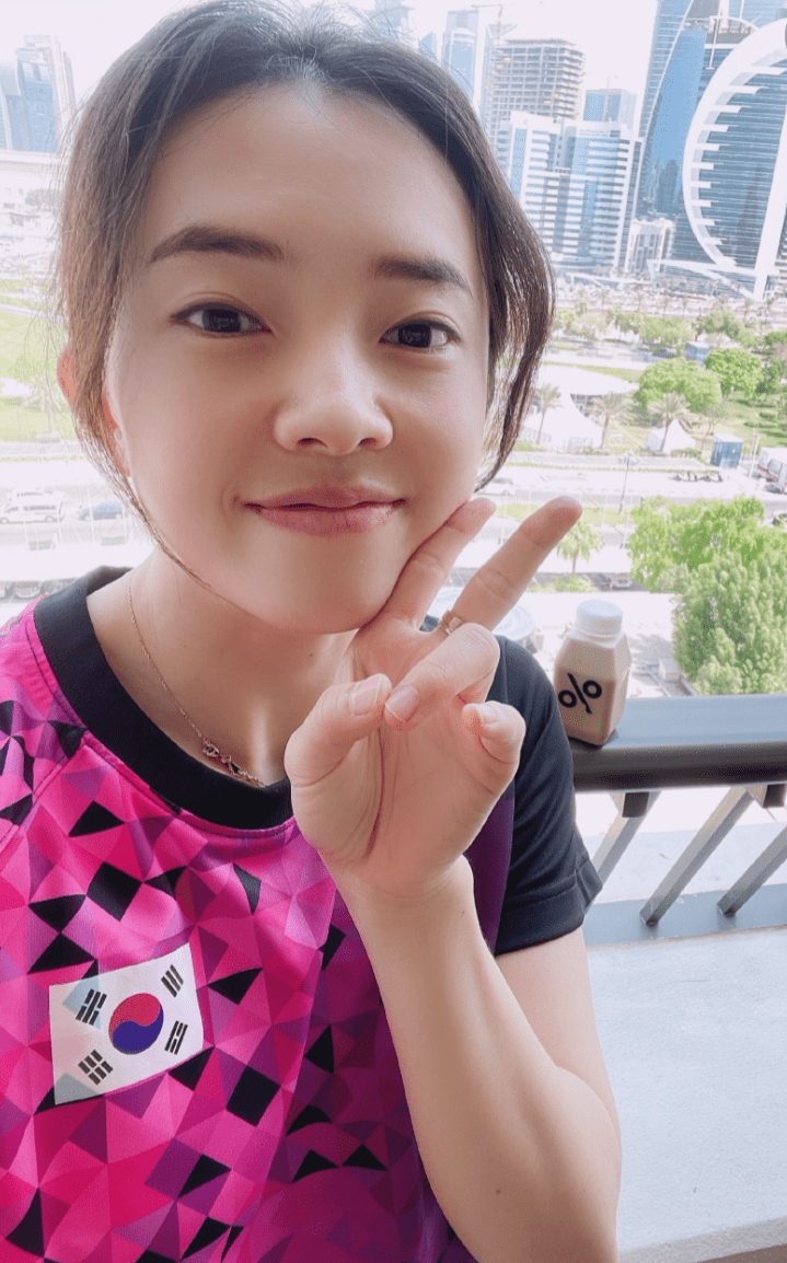 田志希|韩国美女穿樊振东球衣自拍，竖拇指赞东哥人好，世界第一魅力尽显
