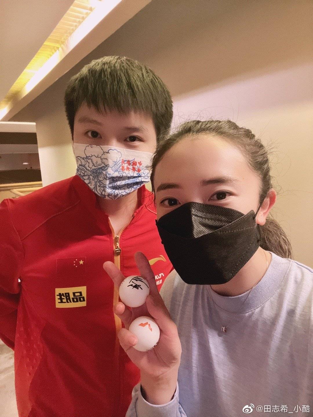 田志希|韩国美女穿樊振东球衣自拍，竖拇指赞东哥人好，世界第一魅力尽显