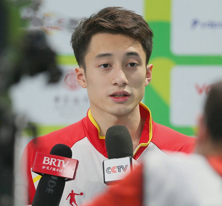 而她的搭档,也就是21岁的练俊杰也是一位帅哥,对于他来说,混双的10米