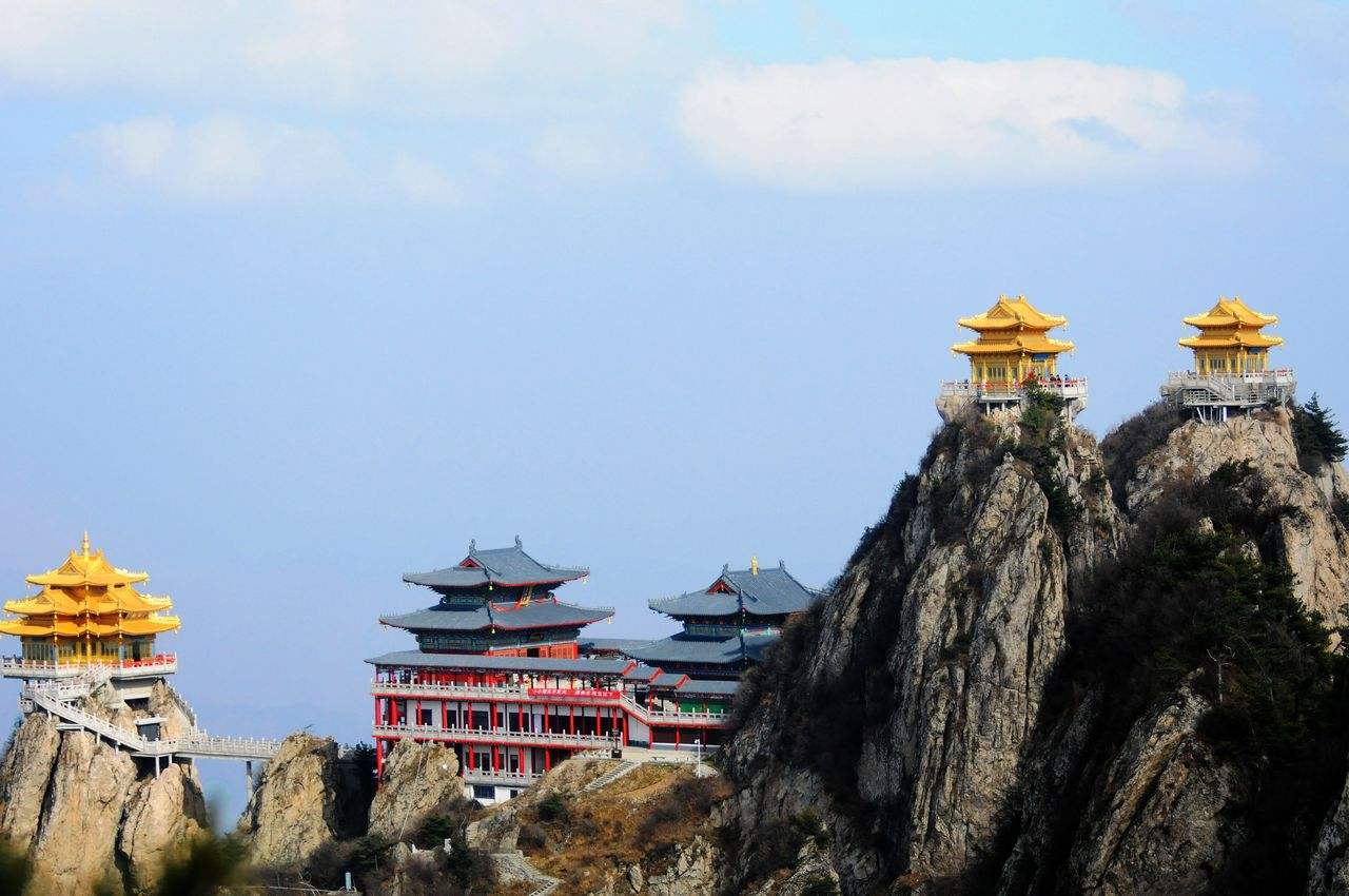 特别是金殿,亮宝台,玉皇顶三座金顶打造,成为老君山的标志