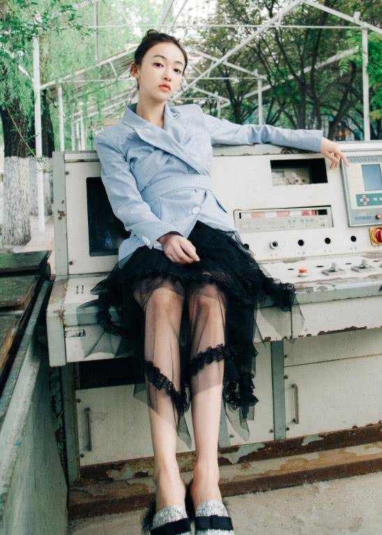 言极 吴谨言也hold不住“倒置鞋”,这是摔倒了?竟在脚上贴着药膏