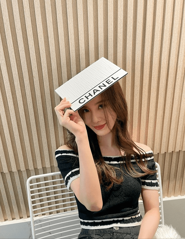 身材 真羡慕刘诗诗小码身材,穿针织衫坐着也没肉,配裤装美得都高调