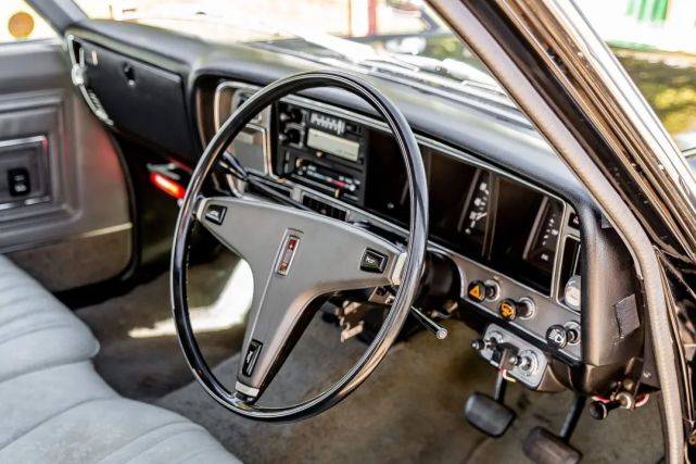 第四代丰田皇冠至今看来依然充满气场