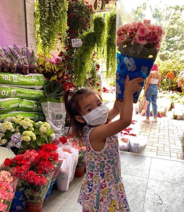 郭晶晶 郭晶晶大女儿近照，背着169元米老鼠背包逛街，4岁名媛接地气！