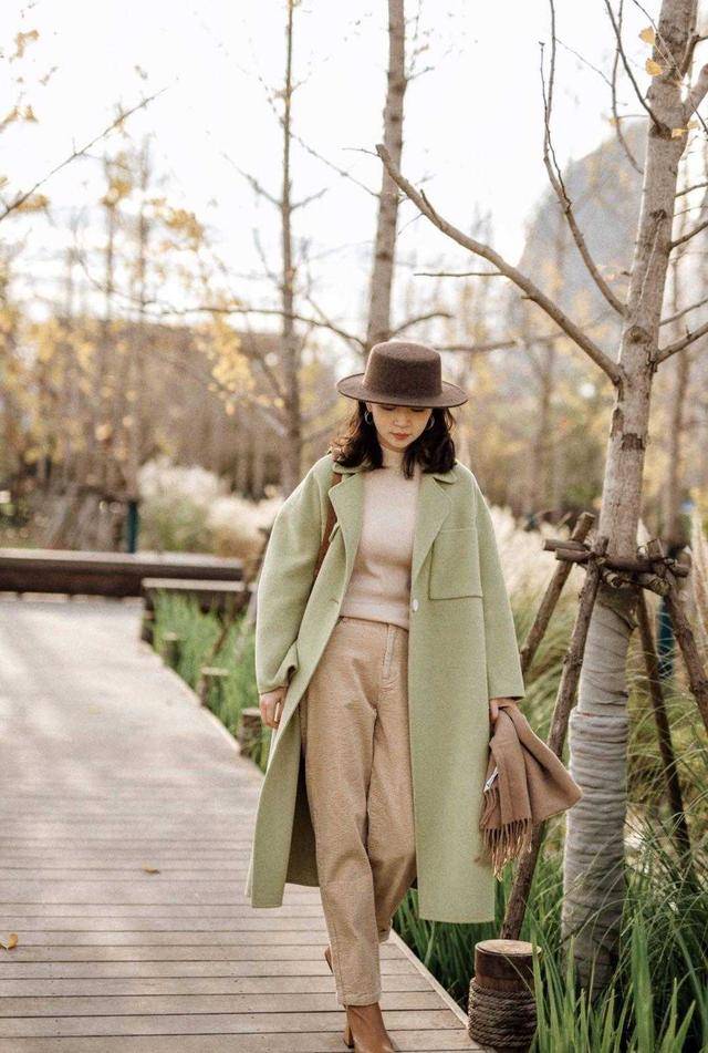 颜色 小个子女生这样穿时髦大气，大衣搭配针织衫+阔腿裤，显高又显瘦