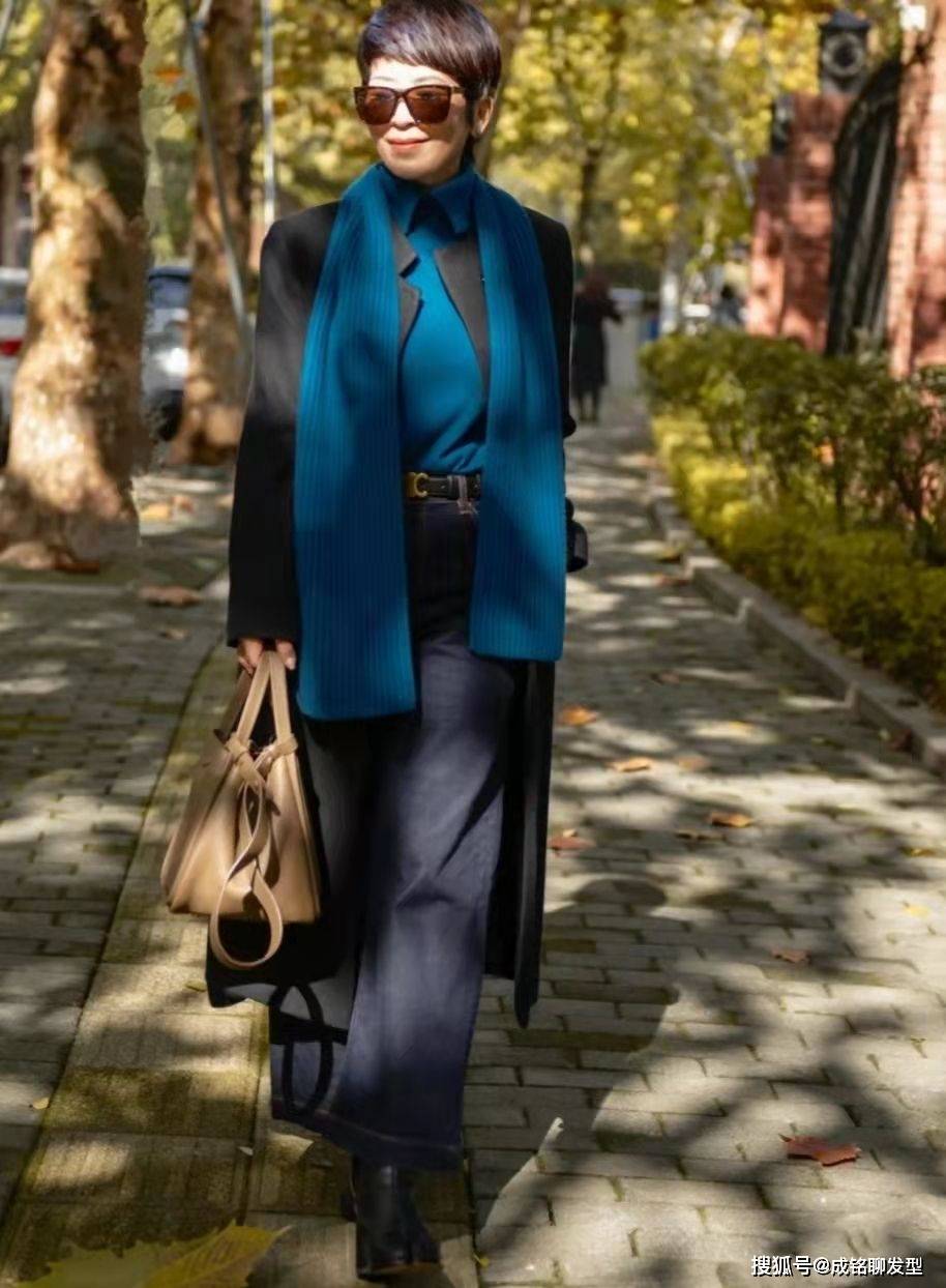 身材 60岁而不老，她利落短发搭配得体穿搭，高雅时尚，看不出真实年龄