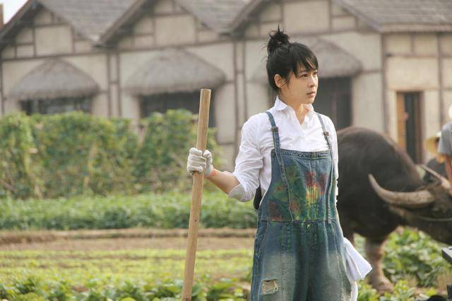 农具 刘若英罕见现身！衬衫配背带裤清新减龄，手拿农具干农活好接地气