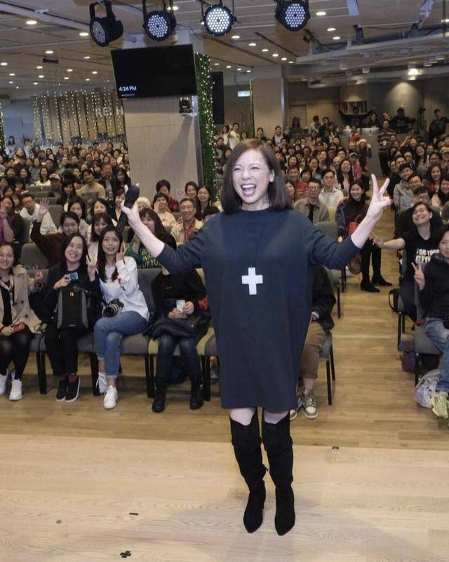 青春 邓萃雯54岁又怎样？黑色长款卫衣搭配高筒靴保暖舒适，青春减龄