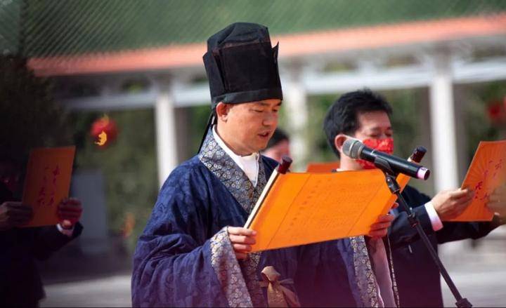 乐祭,俗祭,民祭等多种结合,依次上香告祭,敬献花篮,献十供养……数十