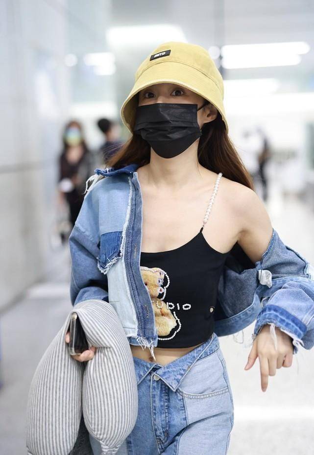 显得 郑合惠子这衣服没啥穿的必要，露着一大截肩膀，显得身材真棒