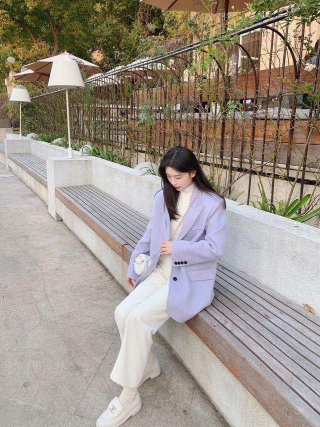 氛围 冬日氛围感穿搭指南，姜黄色大衣配白色阔腿裤，慵懒又随性