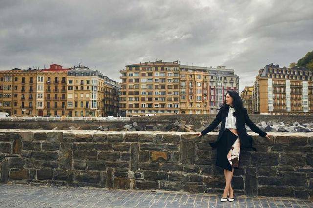 身材 咏梅真是优雅到骨子里了，条纹连衣裙搭配大衣优雅精致，高贵大气