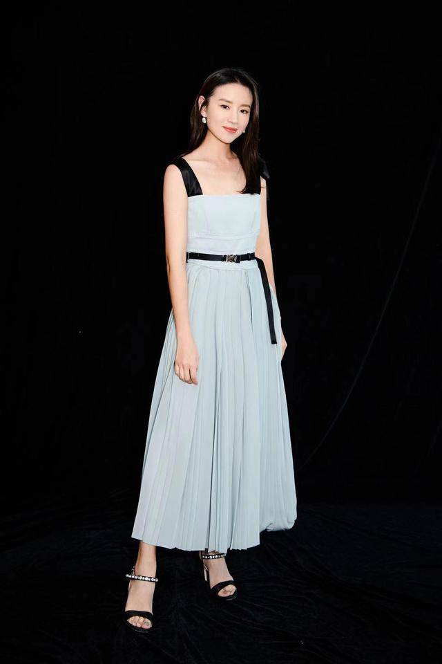 整体 董洁一袭蕾丝抹胸裙高贵典雅！气质出尘，仿佛当年的冷清秋回来了