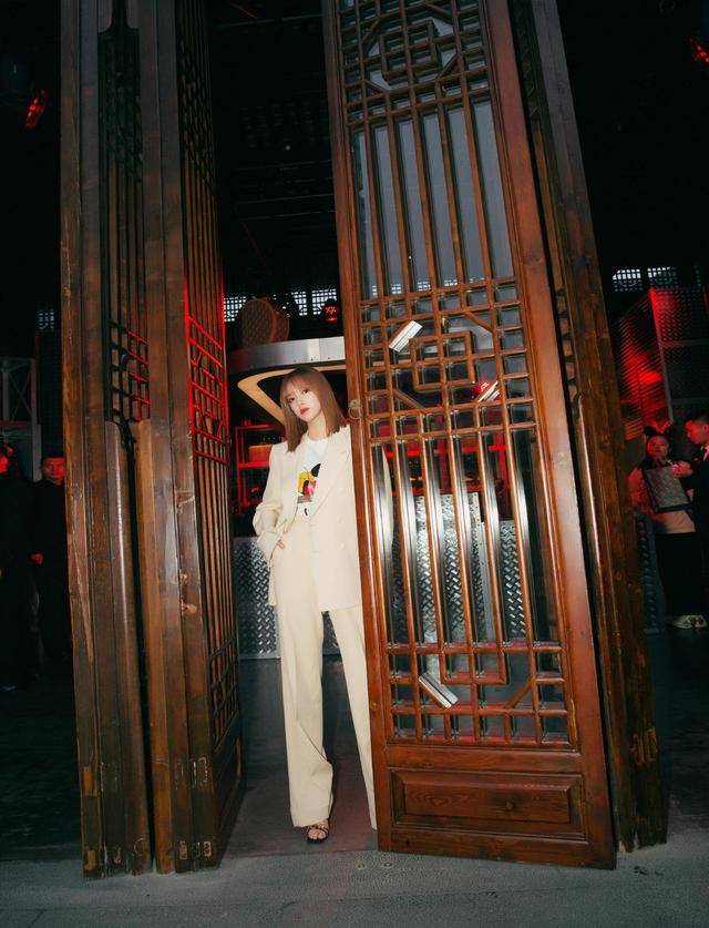 黑色 21岁程潇气场太强大,穿杏色西装干练霸气,内搭米奇T恤俏皮可爱