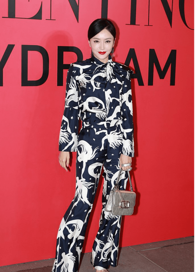 骨子里 秦岚衣品真不错！身穿粉色吊带连衣裙优雅端庄，温柔精致到骨子里