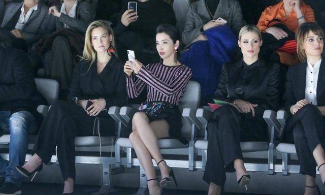 李冰冰 李冰冰很有“国际范”，条纹上衣搭配黑色短裙高雅大气，减龄时髦