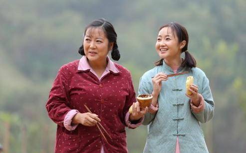 什么|49岁的王茜华近照,被丑夫独宠8年,如今身材变胖严重走形