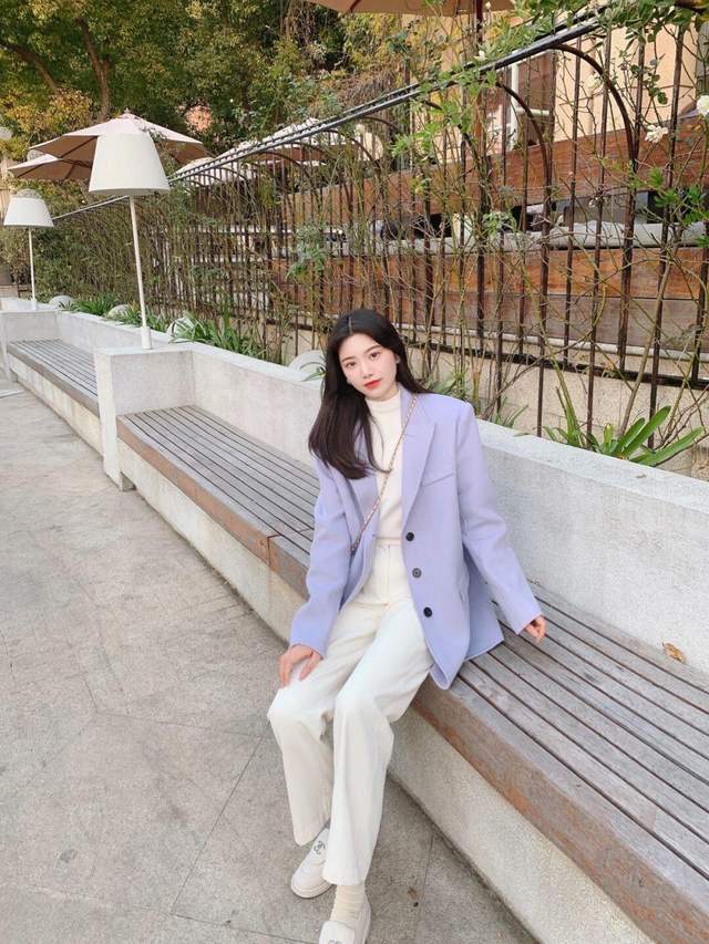 氛围 冬日氛围感穿搭指南，姜黄色大衣配白色阔腿裤，慵懒又随性