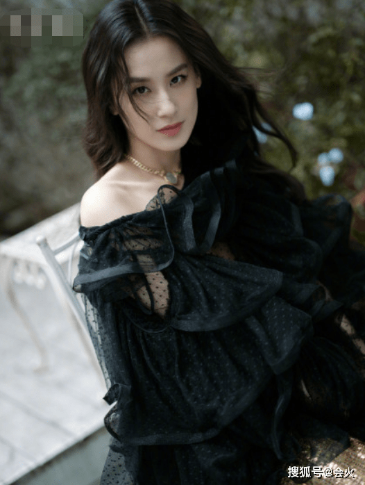 富婆 富婆黄圣依晒性感写真!穿金色裤子打扮酷炫,皮肤白皙身材纤细