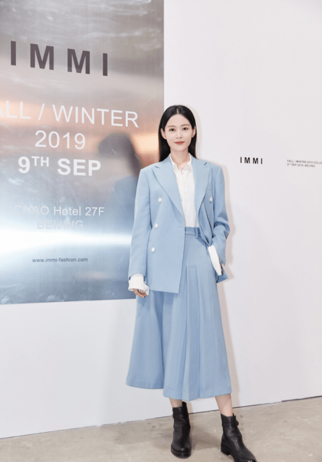 王媛可 王媛可太有“国际范”,身穿蓝色西装干练利落,高级精致